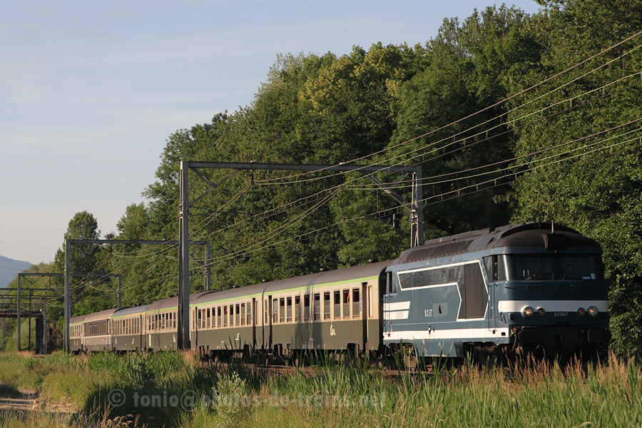 Vue du TER 883818 Annecy - Chamb&eacute;ry-Challes-les-Eaux, entre Aix-les-Bains et Chamb&eacute;ry, tract&eacute; par le BB 67367.