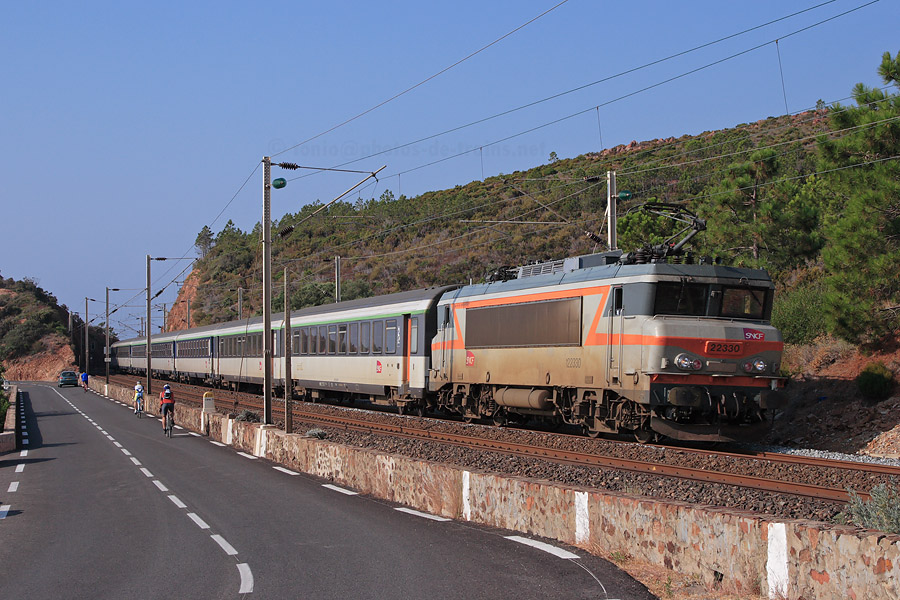 BB 22330 en traction, le Corail Lun&eacute;a 4625 Nantes - Nice-Ville se faufile entre les roches du massif de l'Est&eacute;rel.