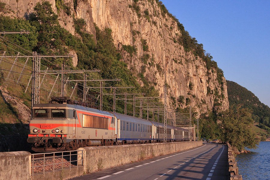 Passage sur les bords du lac du Bourget, sous une lumi&egrave;re vesp&eacute;rale, du TER 883368 Modane - Lyon-Perrache, tract&eacute; par la BB 22400.
