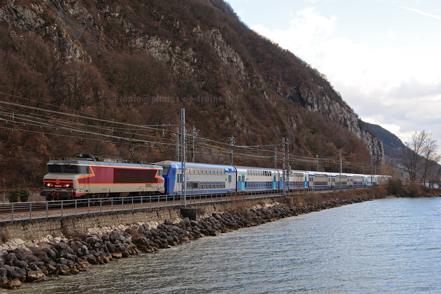Vue au bord du lac du Bourget de la CC 6549 en t&ecirc;te d'une rame V2N, lou&eacute;e &agrave; TER Bourgogne durant les pointes hivernales. Ce mat&eacute;riel assure le TER 883262 Bourg-Saint-Maurice - Lyon-Part-Dieu.