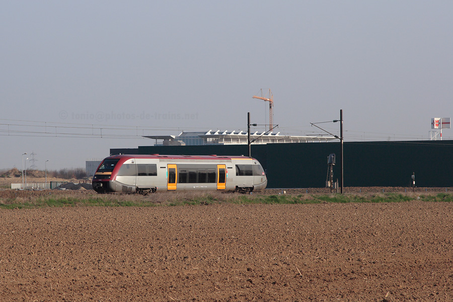 Passage pr&egrave;s de Matzenheim d'un X 73500 ex-CFL en acheminement sur Nevers pour mise aux couleurs SNCF.