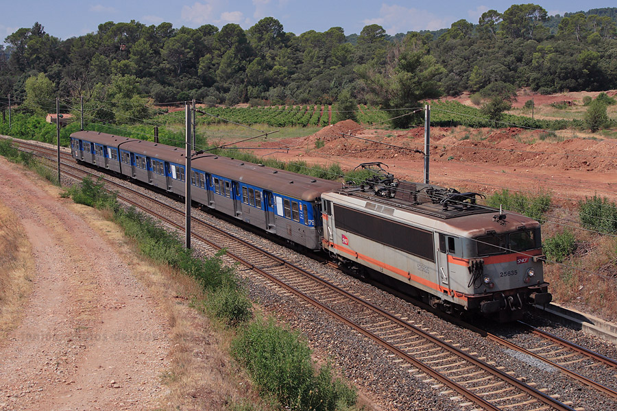 Arrivant bient&ocirc;t &agrave; son terminus, le train 735079 se rend de Toulon jusqu'aux Arcs-Draguignan, gare &agrave; partir de laquelle il assurera un TER jusqu'&agrave; Toulon. La BB 25635 et une RIO PACA assurent ce train.