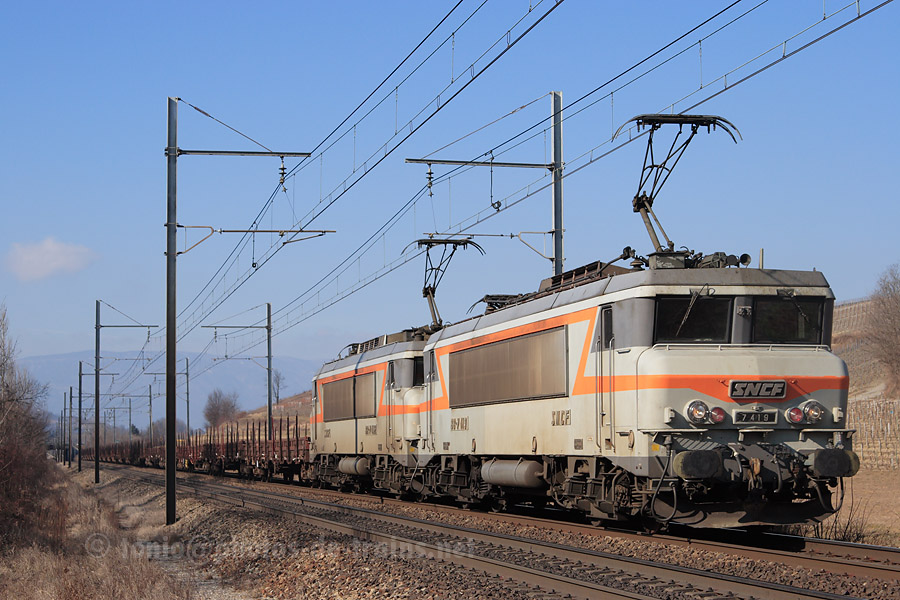 UM de BB 7200 en t&ecirc;te (BB 7419 et BB 7432), un train compos&eacute; int&eacute;gralement de wagons plats passe pr&egrave;s de Tormery.
