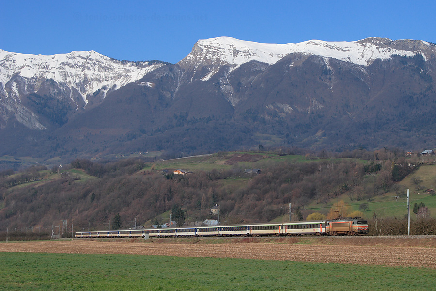 Dans quelques minutes, le Corail Lun&eacute;a 4451, en provenance de Quimper, marquera l'arr&ecirc;t en gare d'Albertville et rebroussera en direction de Bourg-Saint-Maurice. Il est vu ici pr&egrave;s de Gilly-sur-Is&egrave;re, tract&eacute; par la BB 22326.