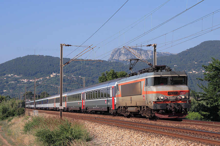 Vue &agrave; Cuers d'un train de p&egrave;lerins tract&eacute; par la BB 22324.
