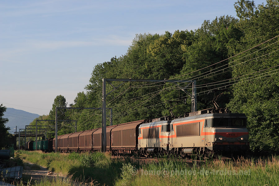 Vue sous les derniers rayons du soleil d'un train de FRET tract&eacute; par une UM de BB 7200 (BB 7435 et BB 7424), entre Aix-les-Bains et Chamb&eacute;ry.