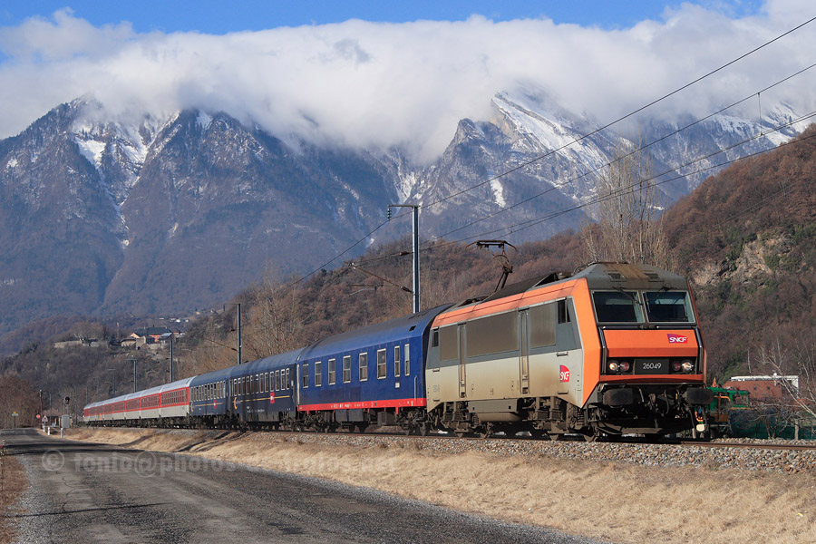 Quelques minutes apr&egrave;s son d&eacute;part d'Albertville, le train UrlaubsExpress 1273 Fredericia - Bourg-Saint-Maurice, tract&eacute; par la BB 26049, entame son p&eacute;riple dans la vall&eacute;e de la Tarentaise. Ce train achemine une tranche en provenance d'Utrecht.