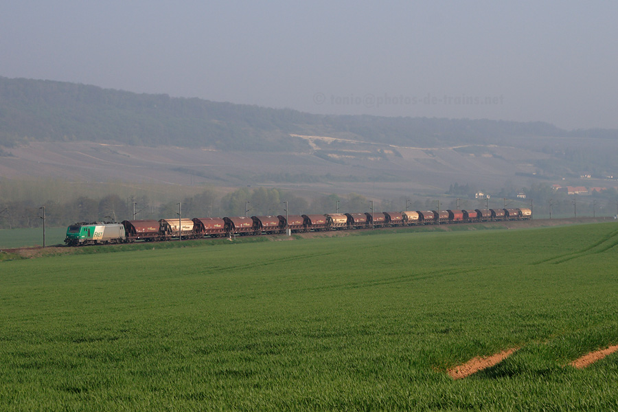 Passage d'un train de marchandises &agrave; Fossoy, tract&eacute; par une BB 27000.