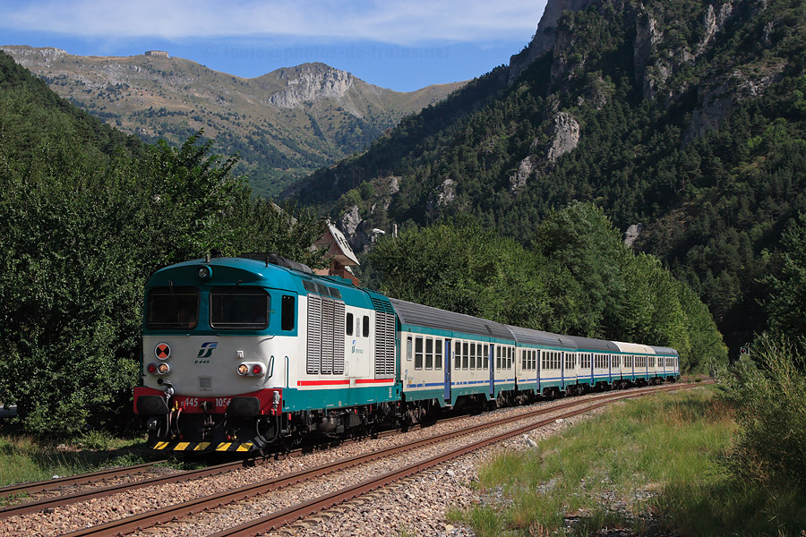 Arr&ecirc;t imminent en gare de Vi&eacute;vola du train 22977 Cuneo - Taggia, assur&eacute; par une rame italienne et le D445 1056.