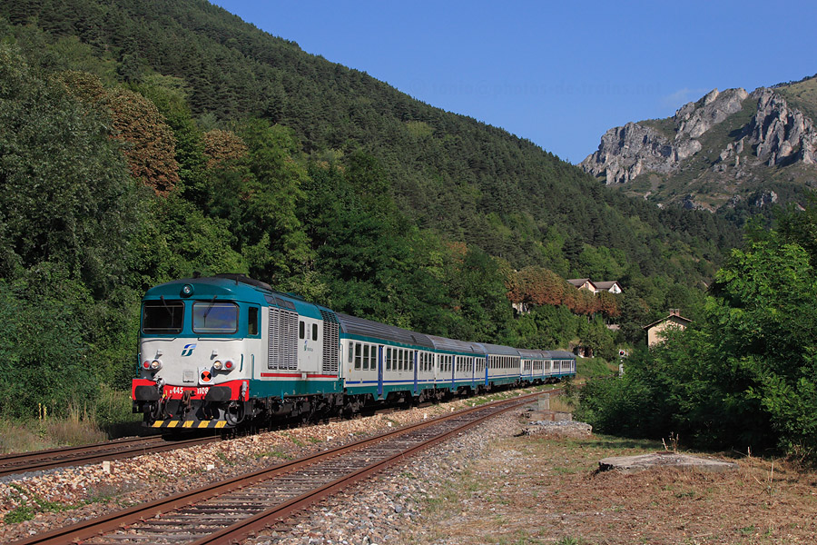 Arriv&eacute;e en gare de Tende du train 22973 Torino-Porta-Nuova - Imperia-Oneglia, tract&eacute; par le D445 1108.