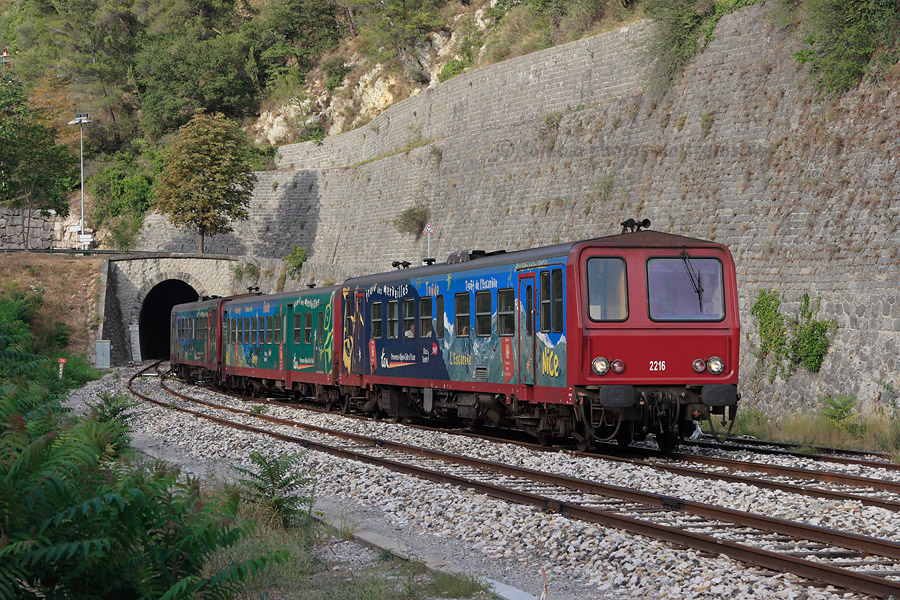 Dans quelques instants, le TER 22952 Cuneo - Nice-Ville, assur&eacute; par les X 2216 et 2217 encadrant une XR, entrera en gare de L'Escar&egrave;ne, o&ugrave; il croisera une UM d'Aln663.