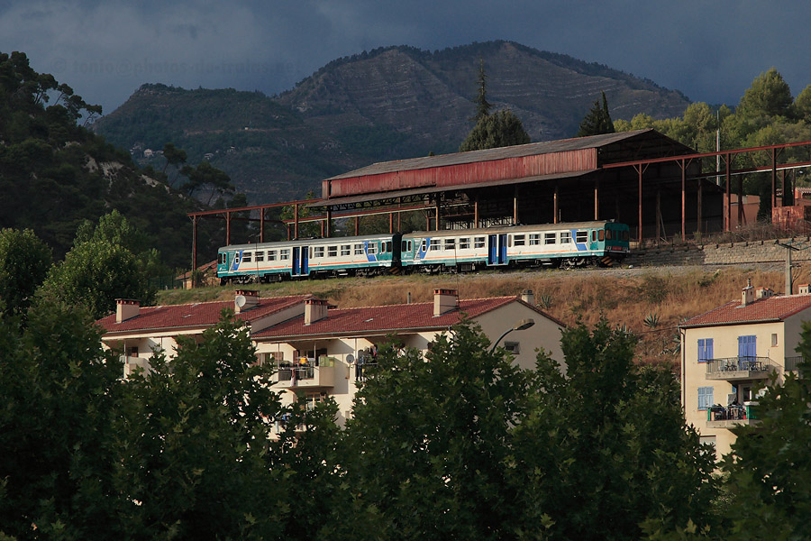 Arriv&eacute;e en gare de l'Escar&egrave;ne du TER 22953 Nice-Ville - Cuneo, assur&eacute; par une UM d'Aln663.
