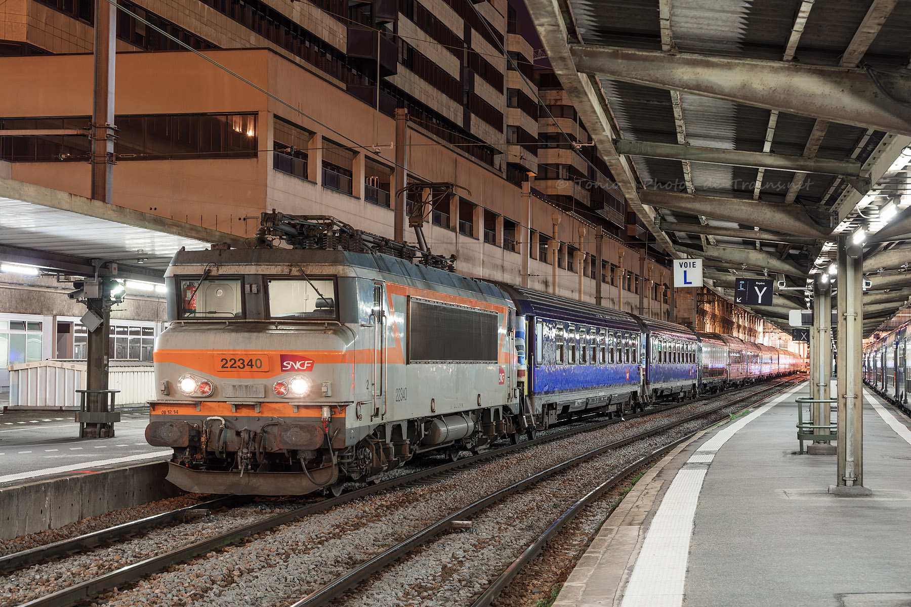 Dans quelques minutes, le Train de la présidentielle, vu ici à Gare de Lyon, va repartir de la capitale en direction d'Amiens.

Ce train exposition retrace les élections présidentielles, de 1958 à aujourd'hui.