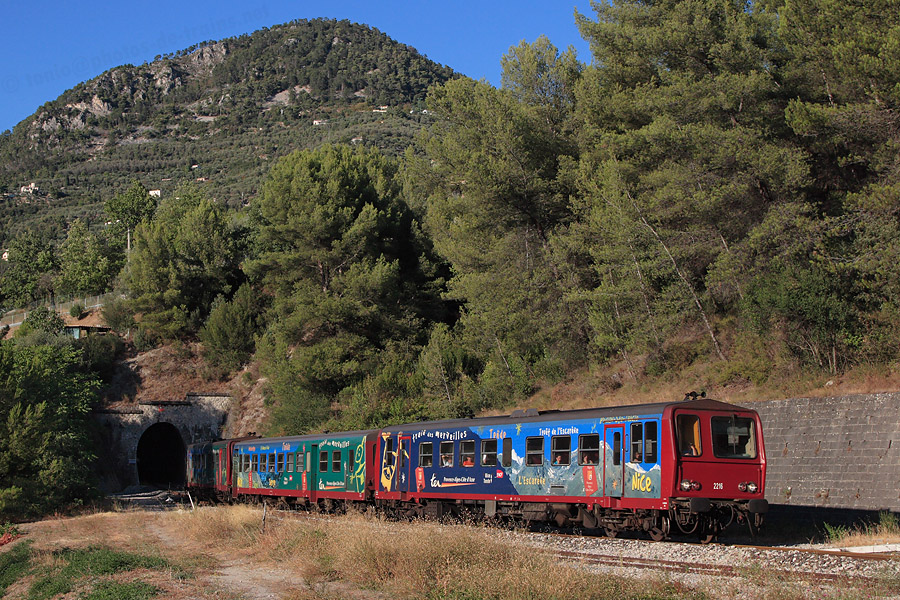 Arriv&eacute;e en gare de Peille du TER 22952 Cuneo - Nice-Ville, assur&eacute; par les X 2216 et 2217 encadrant une XR.