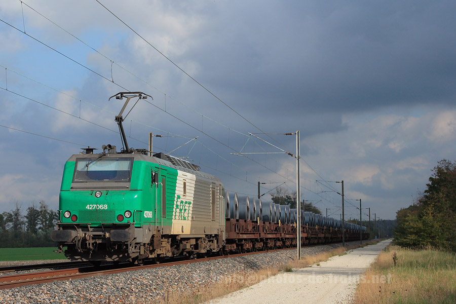 Passage pr&egrave;s de Pargny-sur-Saulx d'un train de coils tract&eacute; par la BB 27068.