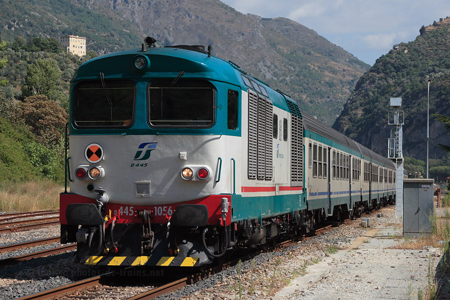 Départ de la gare de Breil-sur-Roya du train régional 22977 Cuneo - Taggia, tracté par le D445 1056. Celui-ci va rejoindre dans quelques secondes la ligne Breil - Ventimiglia.