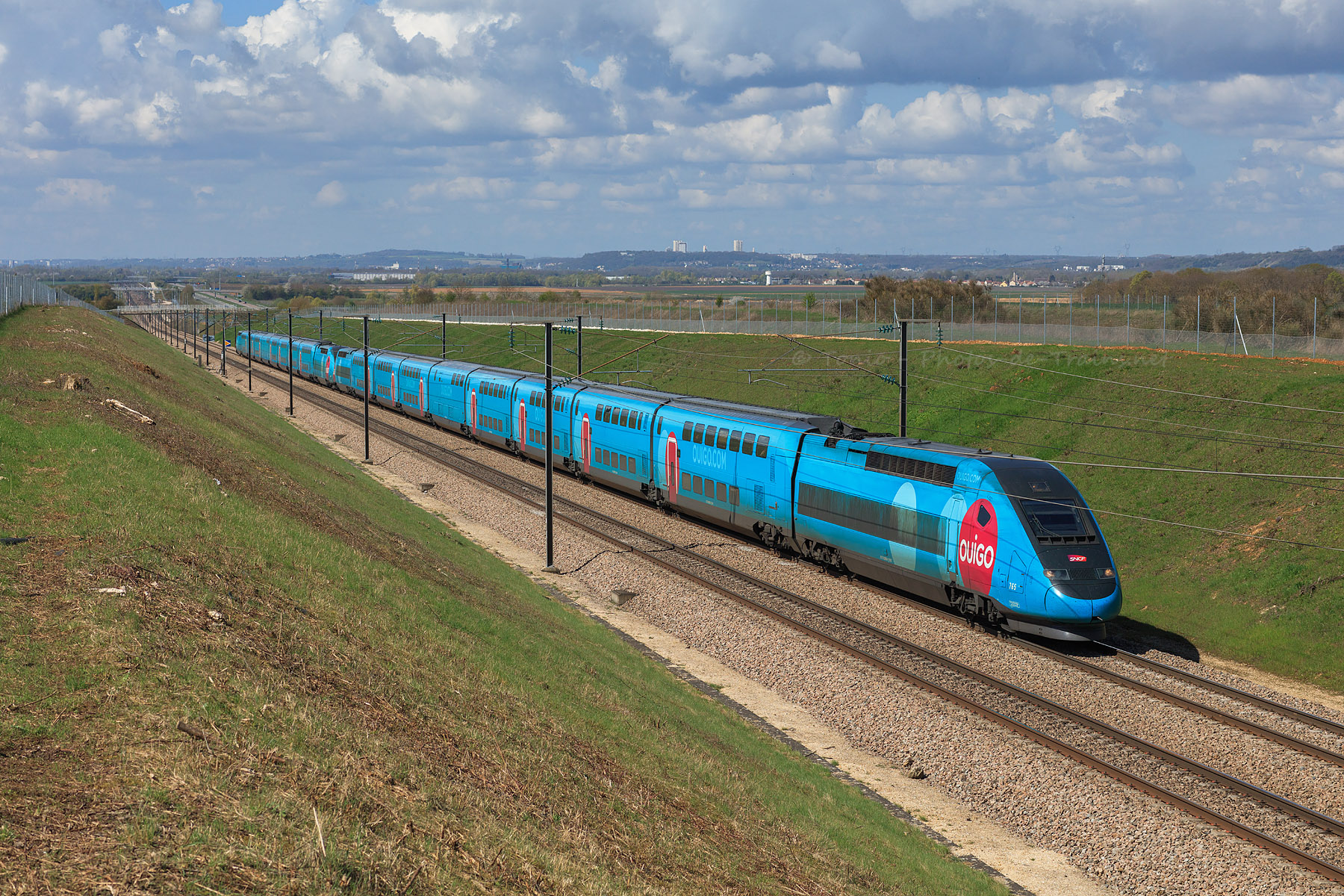 Dans quelques secondes, le Ouigo 6259 Marne-la-Vallée - Montpellier-Saint-Roch va quitter l'Ile-de-France et rentrer dans l'Yonne.