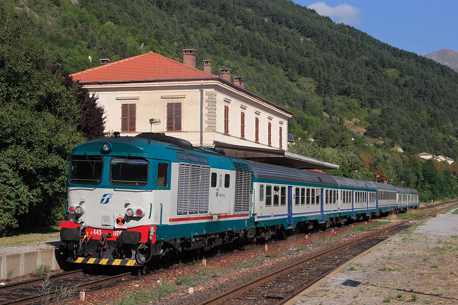 D&eacute;part de la gare de Tende du train 22973 Torino-Porta-Nuova - Imperia-Oneglia, tract&eacute; par le D445 1108.