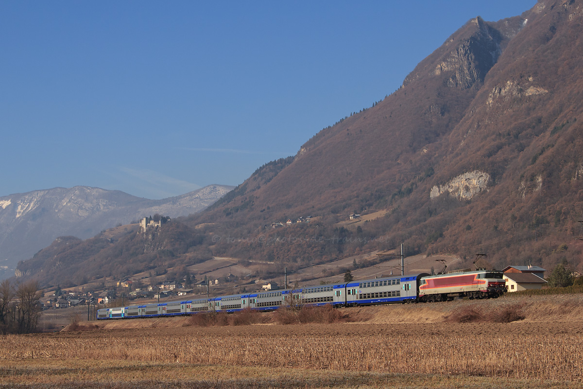 Passage du TER 17591 Lyon-Perrache - Bourg-Saint-Maurice, assuré exceptionnellement pendant les pointes d'hiver en CC 6500 et rame V2N, près de Fréterive. Le train est ici tracté par la CC 6575.