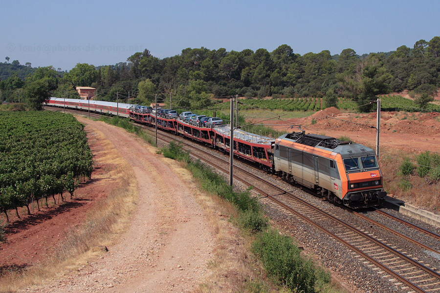 Subissant un retard d'environ 1h25, le train UrlaubsExpress 1341 Hamburg-Altona - Fr&eacute;jus-Saint-Rapha&euml;l passe, BB 26143 en t&ecirc;te, pr&egrave;s de Taradeau.