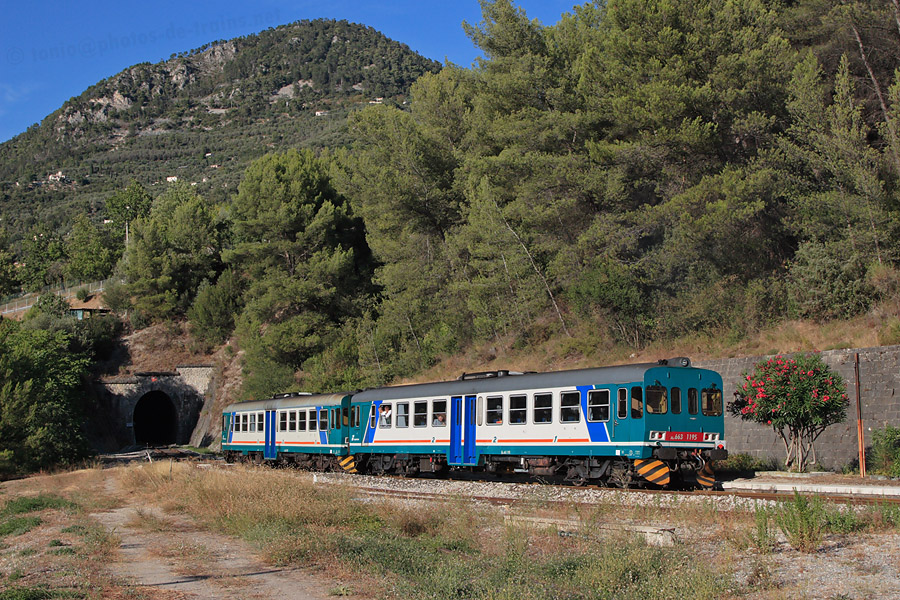 D&eacute;part de la gare de Peille du TER 22953 Nice-Ville - Cuneo, assur&eacute; par les Aln663 1200 et 1195.
