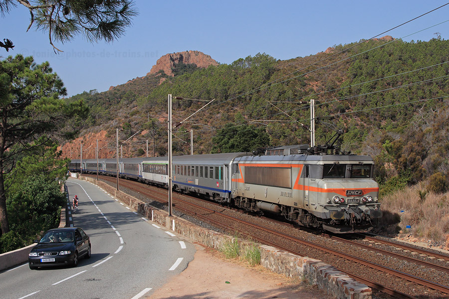 Passage pr&egrave;s d'Anth&eacute;or sur TER 17443 Avignon-Centre - Ventimiglia tract&eacute; par la BB 22391.