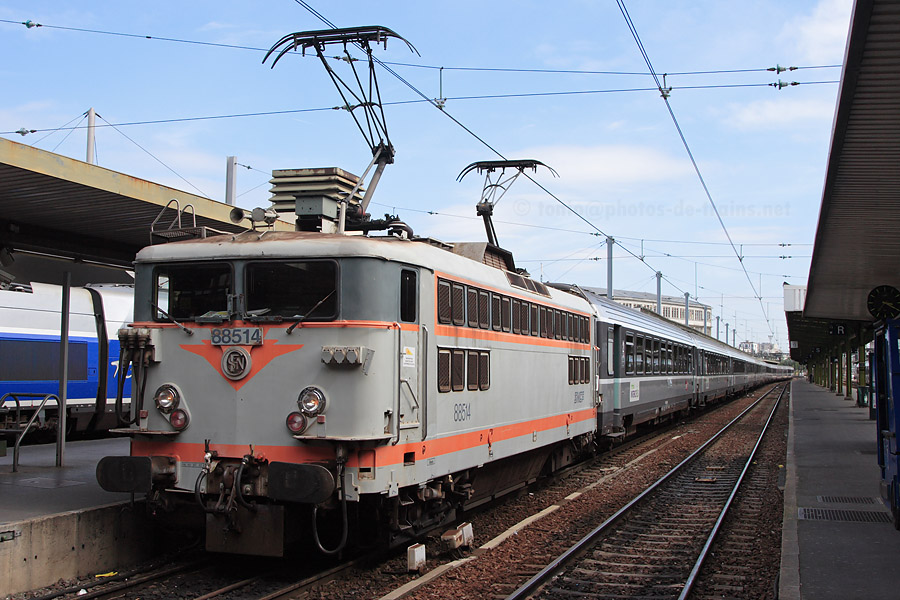 Entr&eacute;e en gare de Paris-Gare-de-Lyon de la BB 88514 et d'une rame de voitures Corail+ en W.