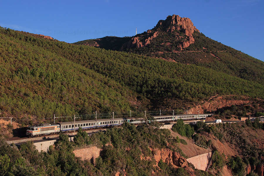 Lumi&egrave;re matinale sur le TER 17476 Nice-Ville - Marseille-Saint-Charles, tract&eacute; par la BB 22396.