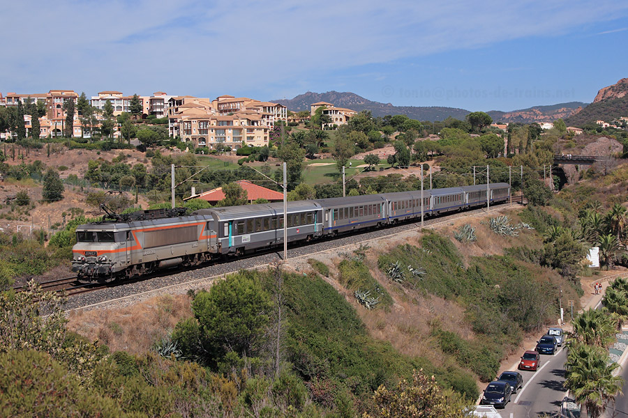 Passage &agrave; Agay du TER 17488 Ventimiglia - Marseille-Saint-Charles, tract&eacute; par la BB 22391.
