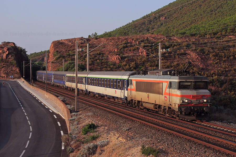 La BB 22311 et le 5771 "Train Bleu" Paris-Austerlitz - Ventimiglia passent au Trayas, sous les premiers rayons du soleil.