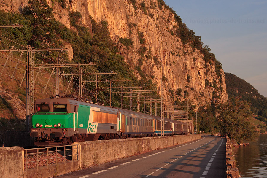 Derniers rayons au bord du lac du Bourget pour la CC 6559, en charge du TER 883368 Modane - Lyon-Perrache.