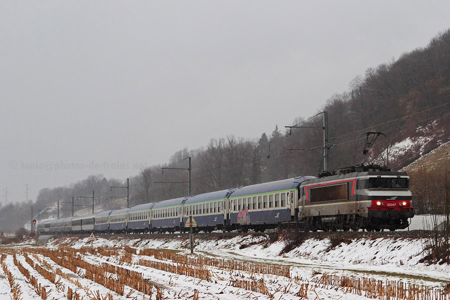 Temps maussade pour le train de nuit 4871 Quimper - Bourg-Saint-Maurice, tract&eacute; par la BB 22347.