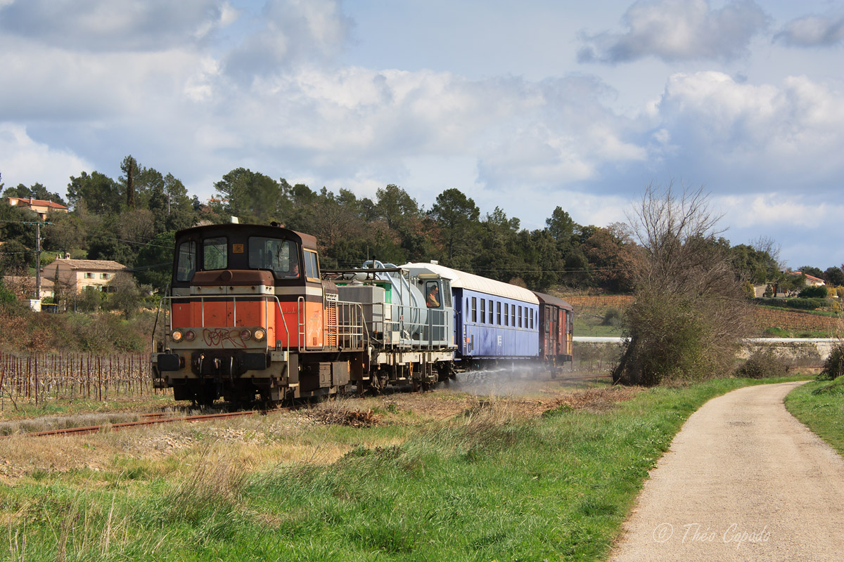 L' Y 8045 assure la traction du train désherbeur régional d'Aubagne, vu sur une tournée sur la VUTR Carnoules - Gardanne, près de Besse-sur-Issole.