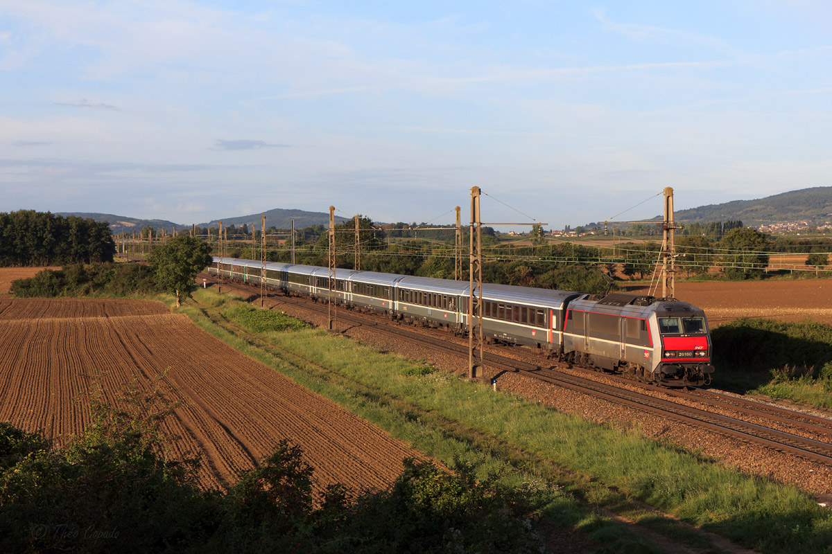 Vu au petit matin à Meusault, la BB 26160 assure la traction du GL 4336/4337 à destination de Metz.