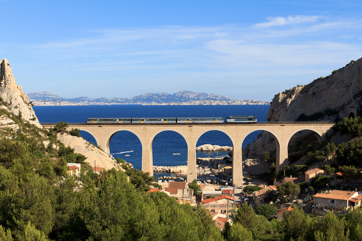 La BB 67580 passe le viaduc de la Vesse, sur la Côte Bleue, avec son TER à destination de Marseille.