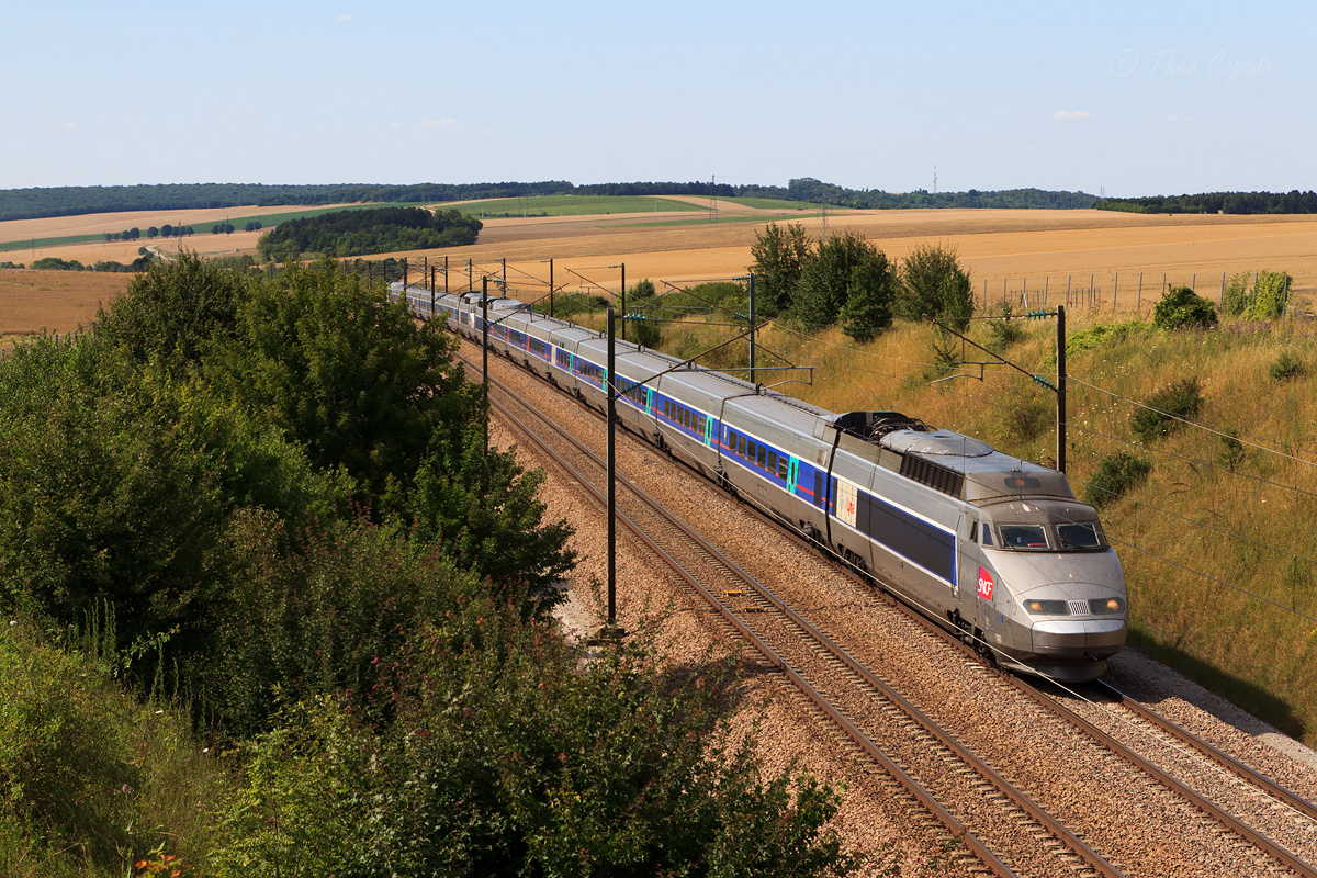 Une UM de TGV Lyria est vue vers Tonnerre, descendant la LN1 jusqu'à Pasilly, pour prendre la direction de Dijon et Lausanne, le terminus de ce train.