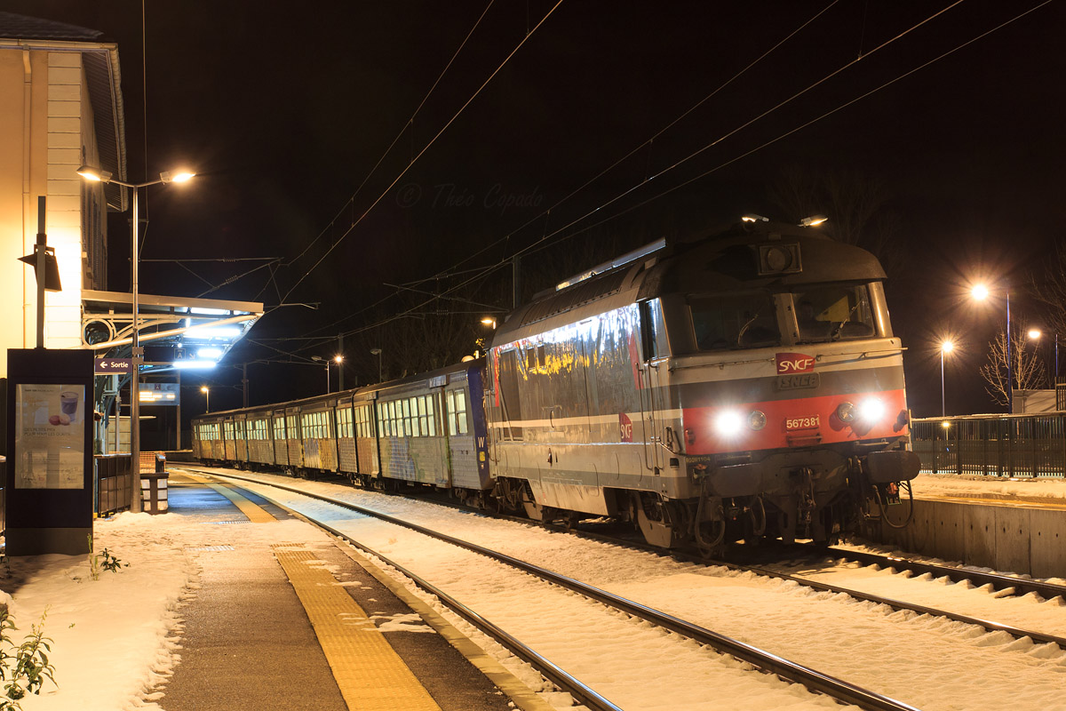La BB 67381 et la RRR W (ex rame 38 et caisse centrale de la rame 39) assurent le TER 885175 Grenoble - Chambéry. Il est vu en gare de Pontcharra sur Breda, alors que la caténaire installée à l'été 2012 n'est pas encore en service.