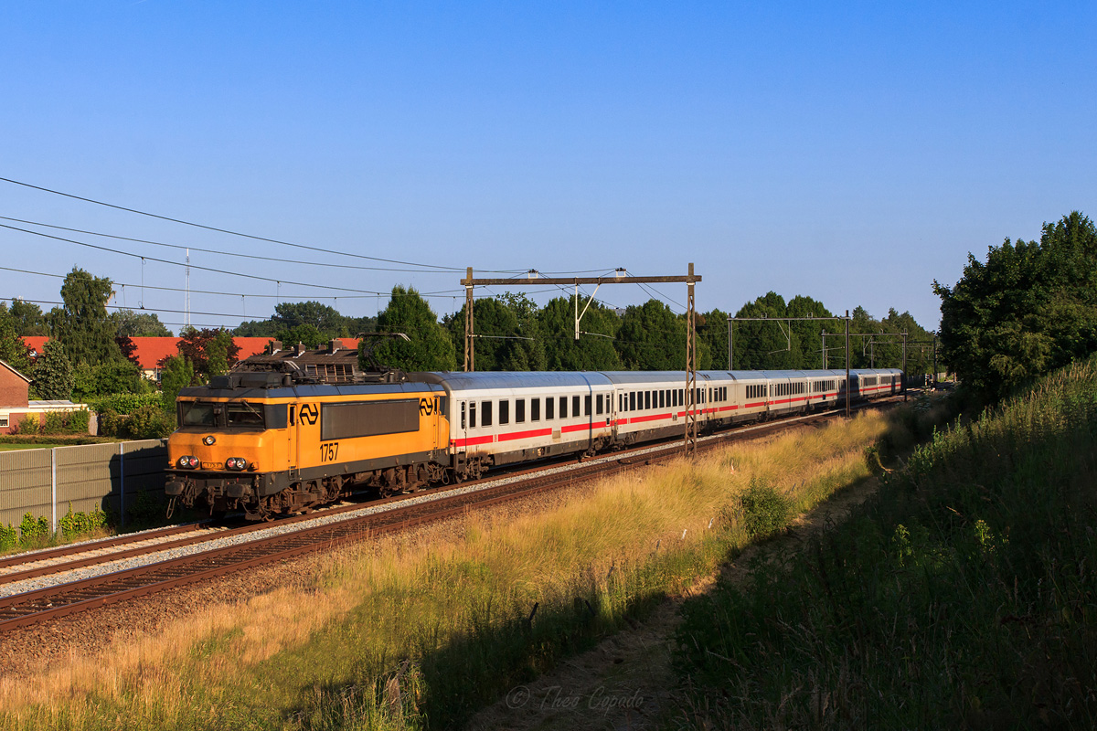 Très proches de nos BB 7200 Alsthom, la 1757 des NS est vue assurant l'InterCity 142 circulant entre Berlin et Amsterdam, la rame étant composée exclusivement de voitures de la DB. Le train est vu près de Borne.