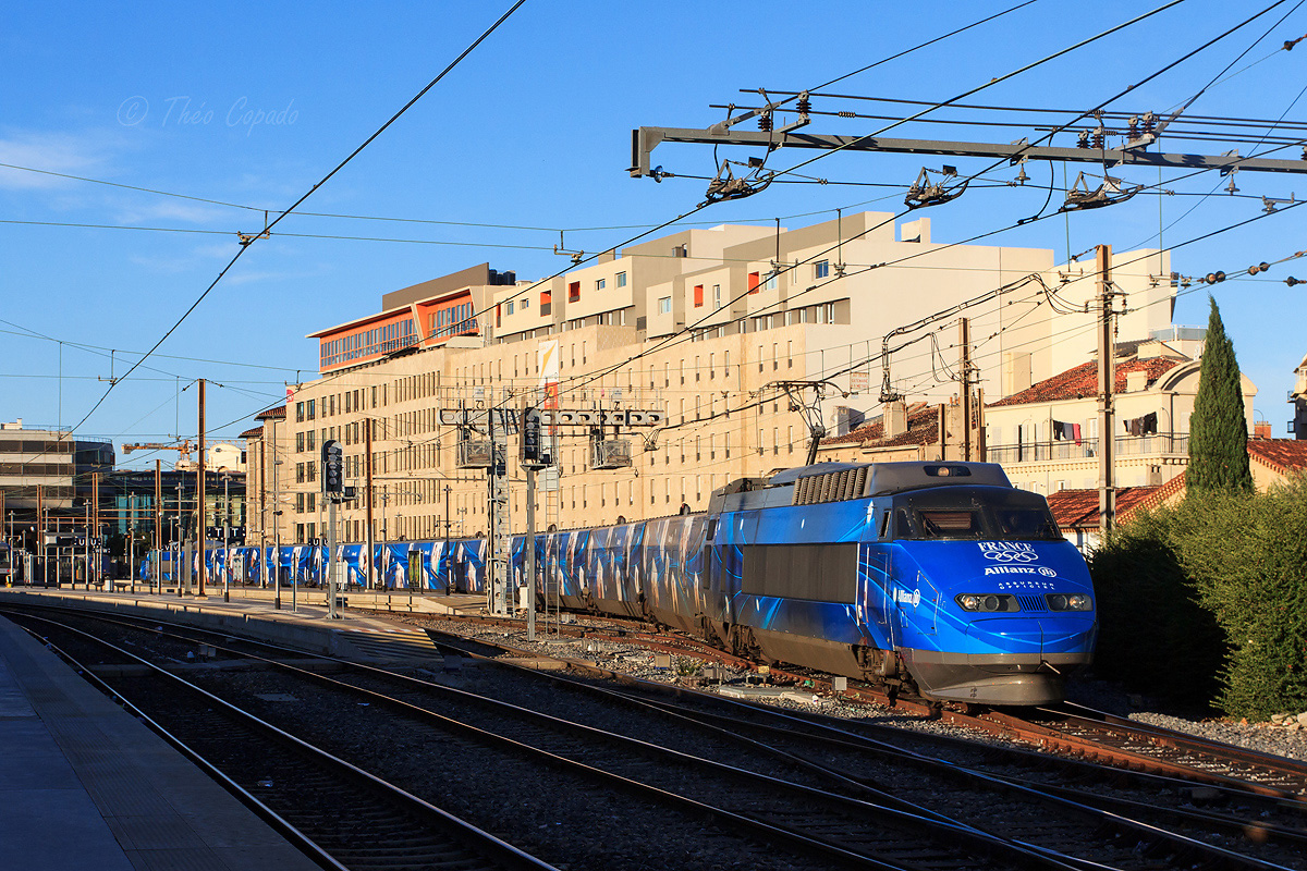Arrivée quelques minutes plus tôt en fond de gare St-Charles depuis Montpellier, la rame 65 est vue manœuvrant vers le faisceau lavage pour ensuite être mise en place à quai sous la marquise, pour sa présentation au public dans le cadre du TGV Expo Allianz.