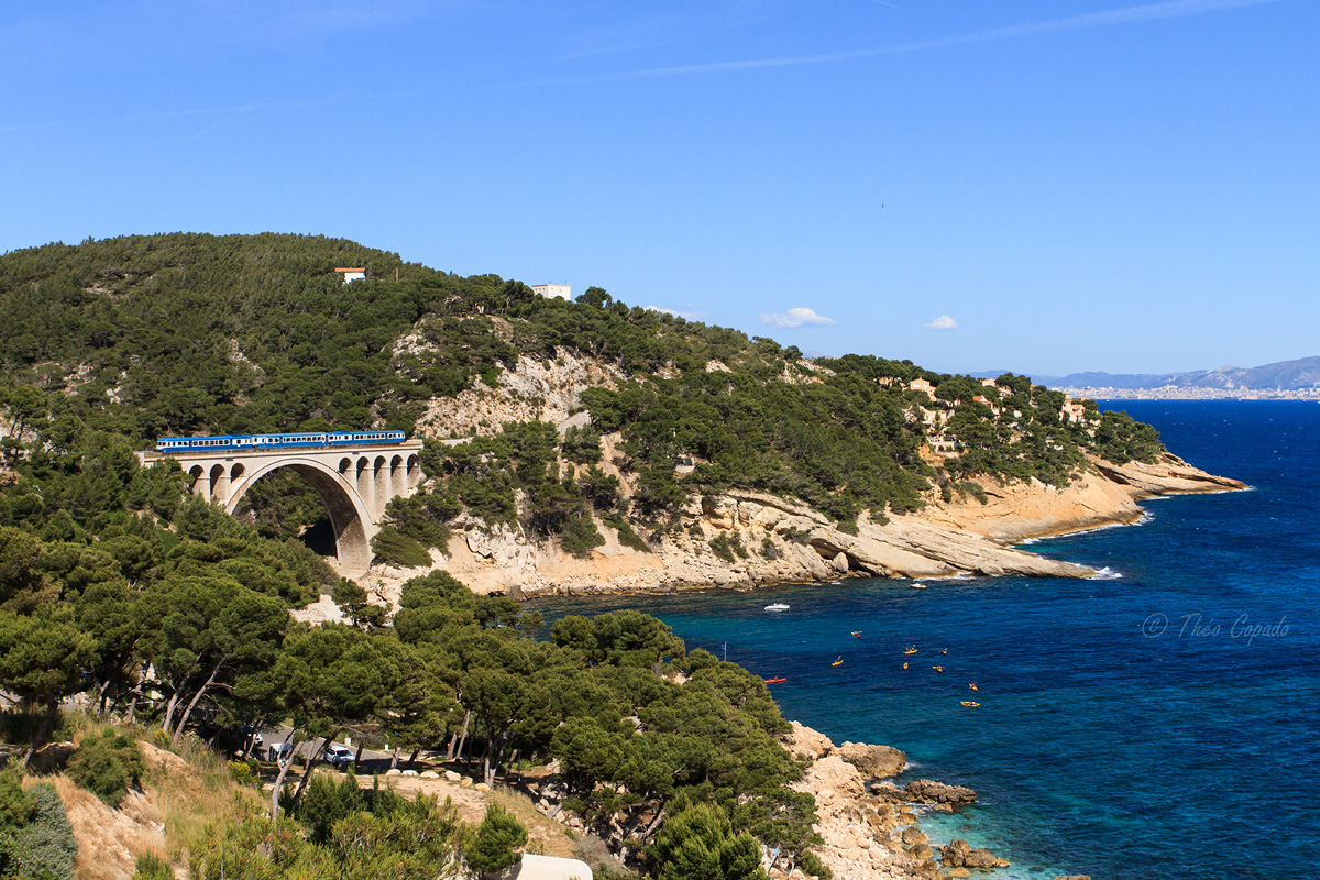 La composition X 2819 - XR 6091 - X 2914 de l'AP2800 est vue sur la ligne de la Côte bleue à l'occasion d'un aller retour Nîmes - Marseille, le retour étant ici vu sur le plus fameux viaduc de la ligne, celui des Eaux Salées, nom tiré de la calanque qu'il surplombe.