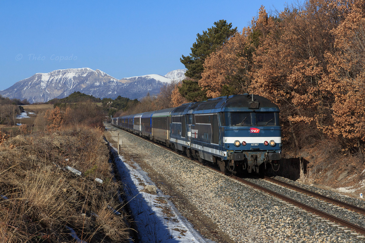 C'est avec une UM de BB 67300 encore en livrée bleu diesel Arzens que se présente près de La Bâtie-Neuve l'Intercités de Nuit supplémentaire de pointes 5822/23  reliant Paris-Austerlitz à Briançon, permettant aux vacanciers de la capitale d'accéder au cœur des Alpes du Sud.