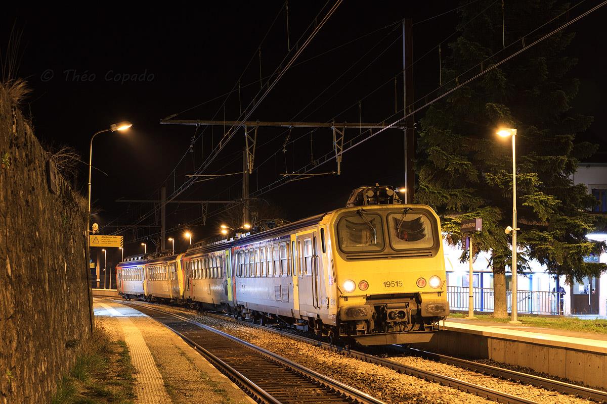 Court arrêt en gare de Montmélian pour le TER 883394 Modane - Chambéry assuré par une UM de Z2 ex Bourgogne menée par la Z 9515.