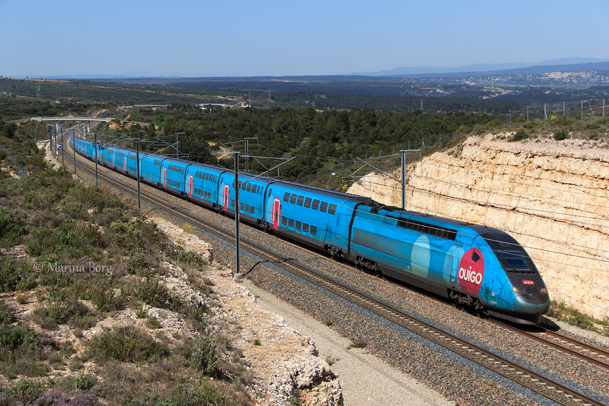 En cette belle journée ensoleillée sur la LGV Méditerranée, le OUIGO 6257 est aperçu à 300 km/h au milieu des bois, en provenance de Marne-la-Vallée afin d'achever son parcours jusqu'en gare de Marseille-Saint-Charles.