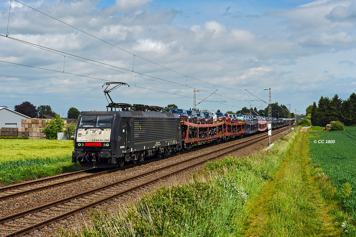 La 189 998 est en route avec un train AutoSlaapTrein vers les Pays-Bas sur la ligne Köln - Mönchengladbach.