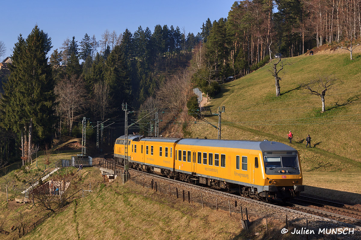 Passage en pleine rampe de la Schwarzwaldbahn d'un train de mesure de la voie. La ligne de la Schwarzwaldbahn longue de 35 km permet de gravir 800 mètres de dénivelé et de franchir 40 tunnels ! La ligne permet de traverser le massif de la Foret-Noire (massif montagneux en face des Vosges)