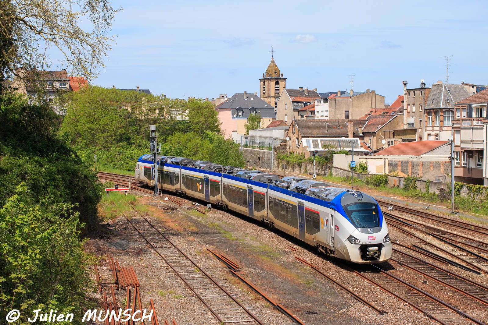 Entrée en gare de Sarreguemines du B 84597 assurant un TER Metz - Sarreguemines .