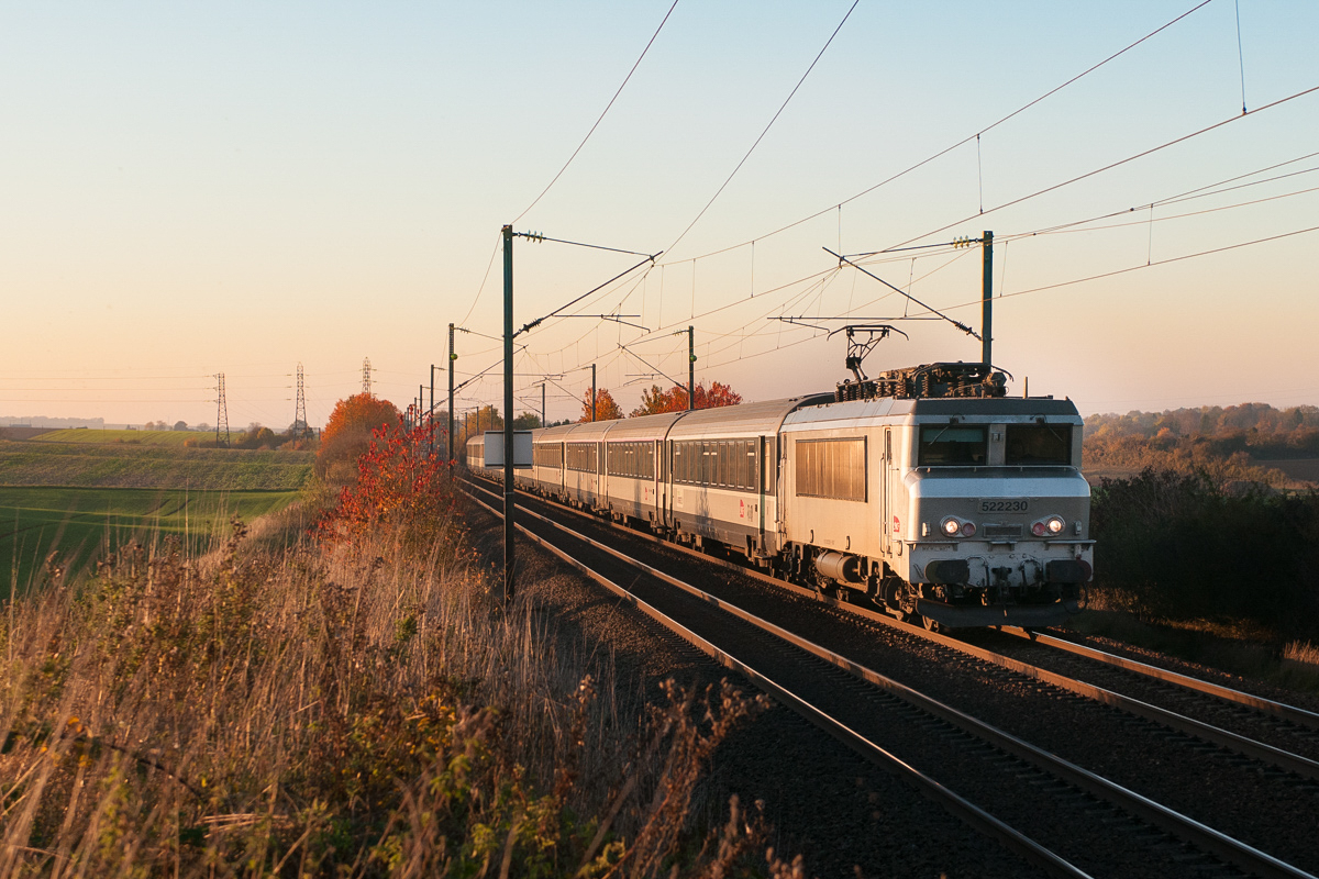 La 22230 entame sa descente vers Paris-Nord lors d'une fin d'après midi d'automne.