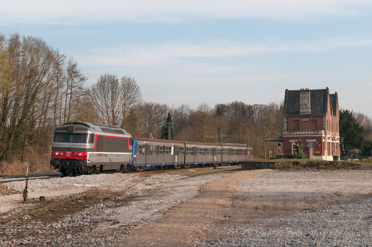 La BB 67606 part de la gare de Mouy-Bury et se dirige vers Beauvais, son terminus.