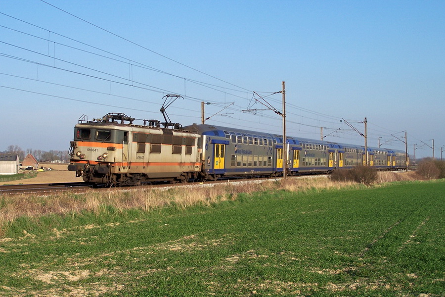 La 16641 arrive tout en freinant afin de marquer l'arrêt en gare de Cassel.