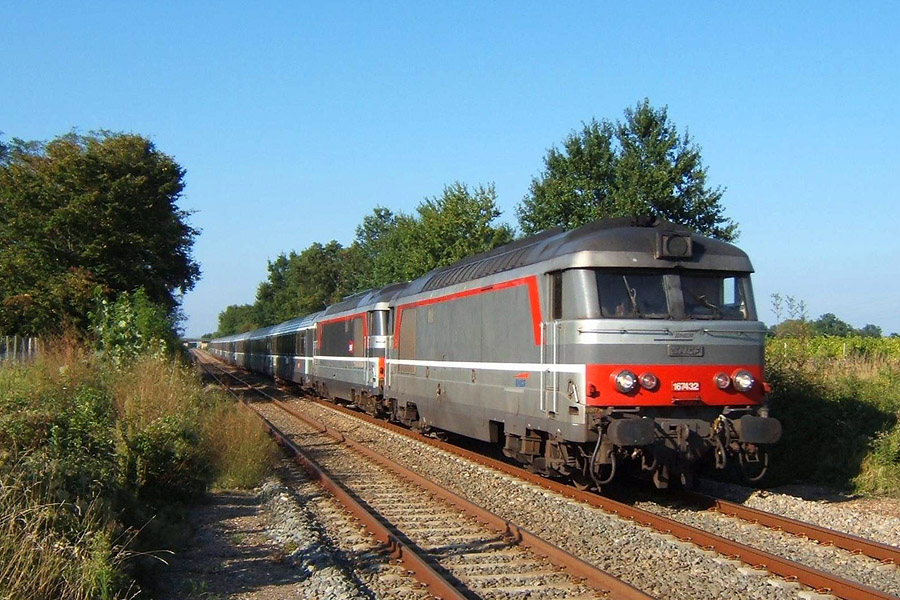 Corail InterCités 3835 Nantes - Bordeaux-Saint-Jean, avec une UM de BB 67400, dont la BB 67432.